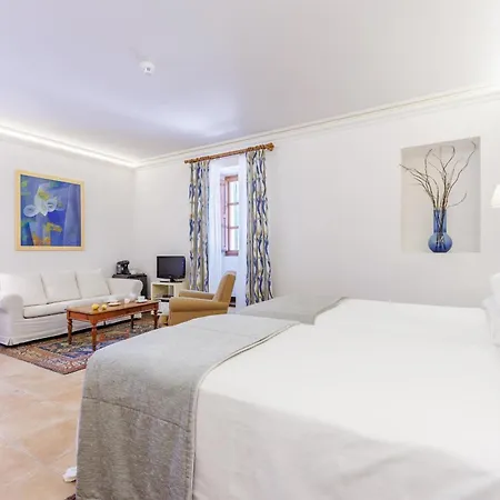 Llenaire Hotel
